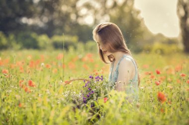 genç kadın dolu bir alanda çiçek sepeti