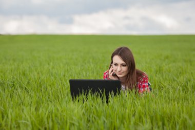 yeşil çayır üzerinde duran güzel zarif kadın