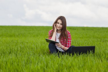 yeşil çayır üzerinde duran güzel zarif kadın