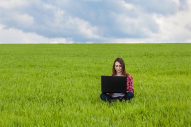 yeşil çayır üzerinde duran güzel zarif kadın