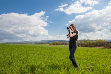 yeşil çayır üzerinde duran güzel zarif kadın
