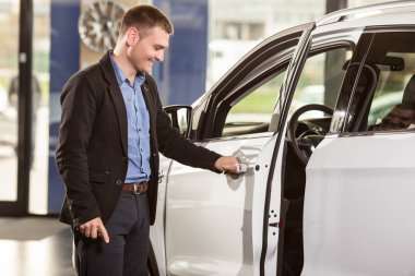 adam bir arabanın anahtarıyla açma