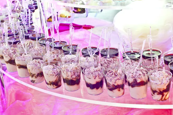 Buffet doce em uma mesa rosa em uma festa — Fotografia de Stock