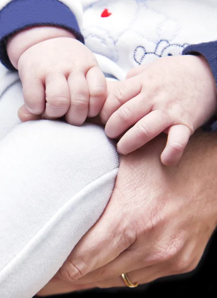 Las manos de un niño toman la mano del padre — Foto de Stock