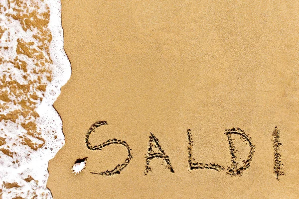 在沙滩上绘制的书面的 saldi — 图库照片