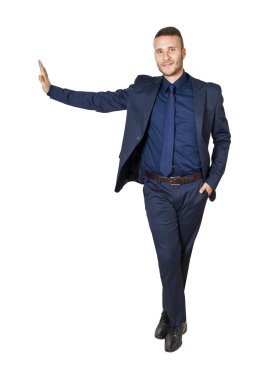 genç işadamı bir konuda yaslanmış