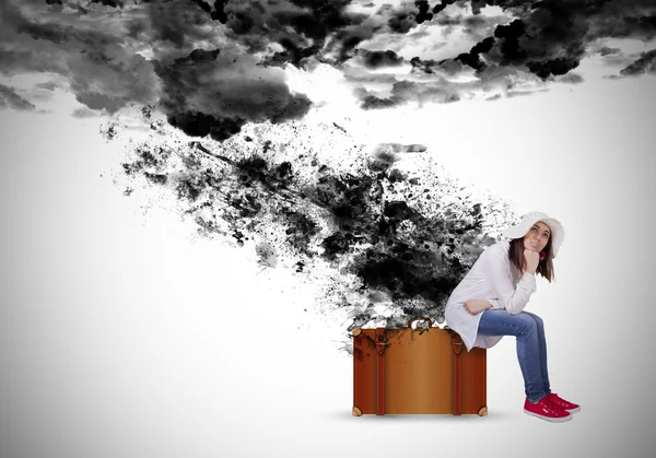 Mulher triste sob as nuvens negras — Fotografia de Stock