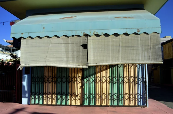 Vintage mağaza önünde