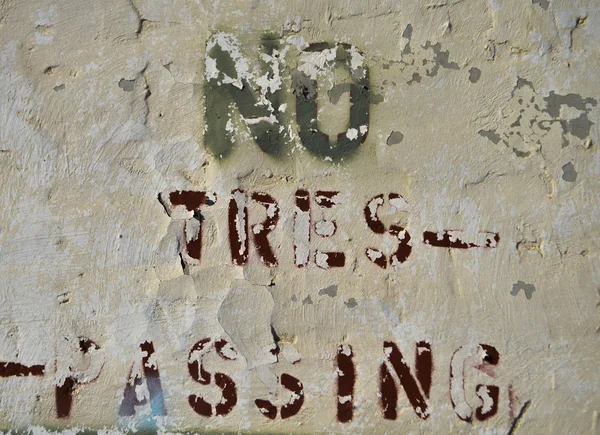 No trespassing peeling sign — Stock Photo, Image