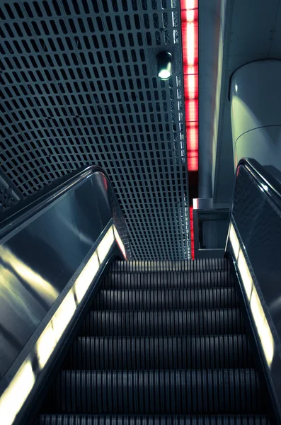 los angeles metro istasyonunda yürüyen merdiven