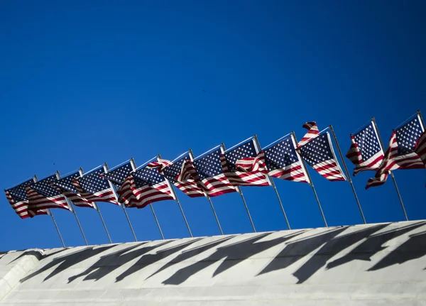 Drapeaux américains agitant — Photo