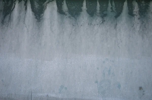 metal arka yıpranmış