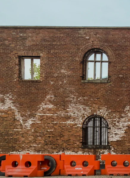 Mur de briques rouges et bornes — Photo