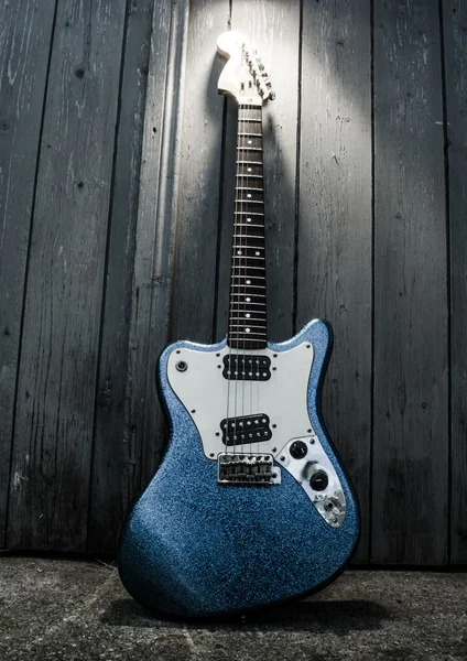 Blauwe elektrische gitaar Stockafbeelding