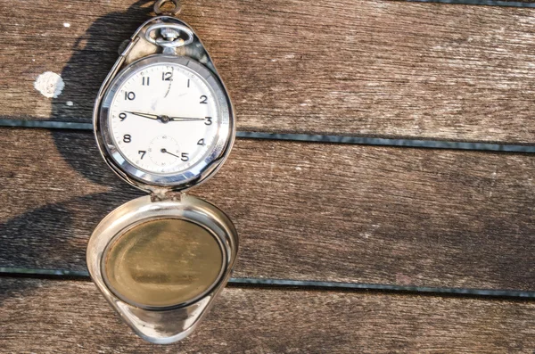 Orologio da tasca su legno angosciato — Foto Stock