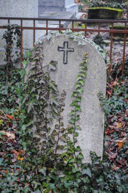 ürkütücü eski mezar taşı