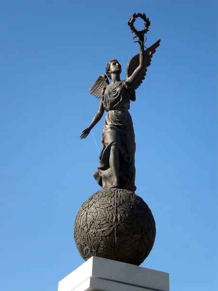 Fotoğraf bir anıt Ukrayna, kharkiv çelenk ile kız