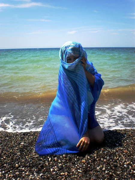 mavi deniz üzerinde bir kadın Foto