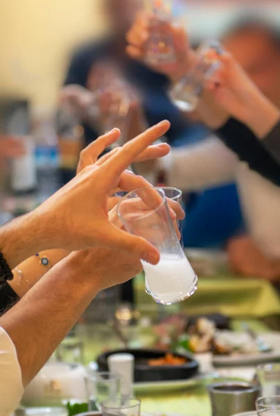 Arkadaşlar birlikte kadeh kaldırır. Geleneksel Türk içeceği, Rakı