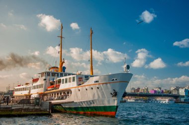 Altın boynuz ve bulutlu mavi gökyüzü yolcu feribotu manzarası