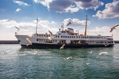 İstanbul, İstanbul 'da Türk çayı ve yolcu feribotu manzarası