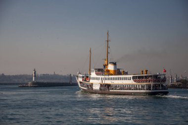 İstanbul, İstanbul 'da Türk çayı ve yolcu feribotu manzarası