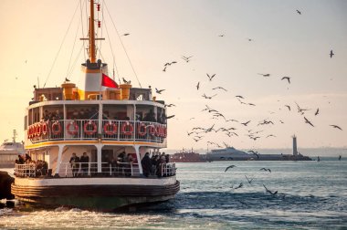 İstanbul, İstanbul 'da Türk çayı ve yolcu feribotu manzarası