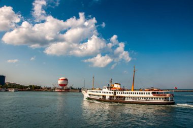 İstanbul, İstanbul 'da Türk çayı ve yolcu feribotu manzarası
