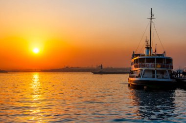 İstanbul, İstanbul 'da Türk çayı ve yolcu feribotu manzarası