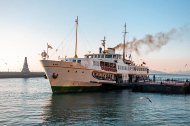 İstanbul, İstanbul 'da Türk çayı ve yolcu feribotu manzarası