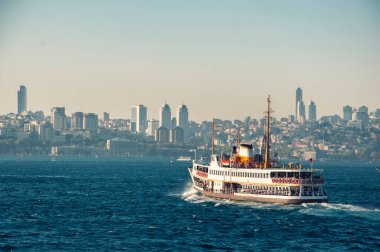 İstanbul, İstanbul 'da Türk çayı ve yolcu feribotu manzarası