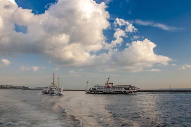 İstanbul, İstanbul 'da Türk çayı ve yolcu feribotu manzarası