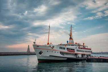 İstanbul, İstanbul 'da Türk çayı ve yolcu feribotu manzarası