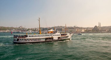 İstanbul, İstanbul 'da Türk çayı ve yolcu feribotu manzarası