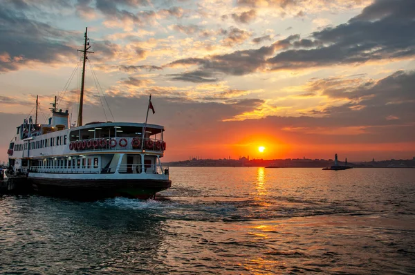 İstanbul, İstanbul 'da Türk çayı ve yolcu feribotu manzarası