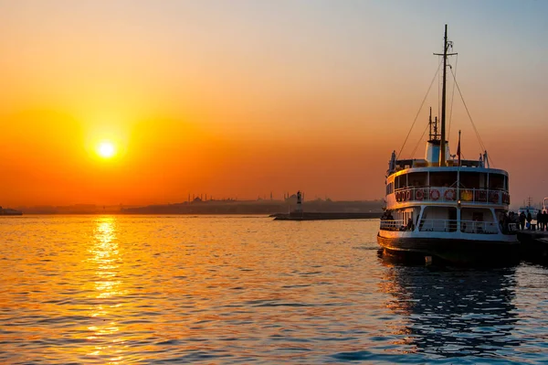 İstanbul, İstanbul 'da Türk çayı ve yolcu feribotu manzarası