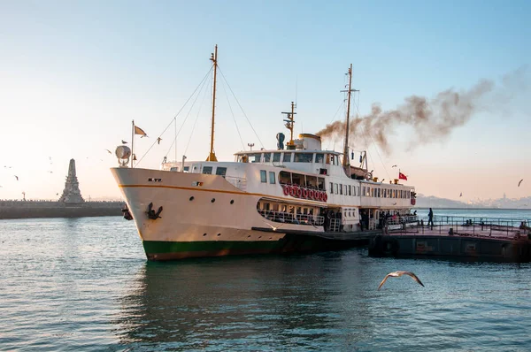 İstanbul, İstanbul 'da Türk çayı ve yolcu feribotu manzarası