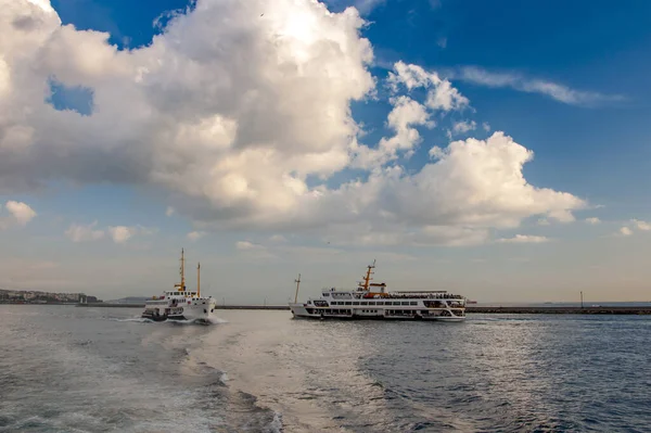 İstanbul, İstanbul 'da Türk çayı ve yolcu feribotu manzarası
