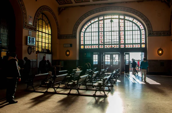 İstanbul, Türkiye, 5 Şubat 2011: Haydarpaşa büyük tren istasyonu Haydarpaşa, Sirkeci istasyonuyla birlikte İstanbul 'un iki şehirlerarası ve banliyö demiryolu terminali. 1909 'da yapılmış.