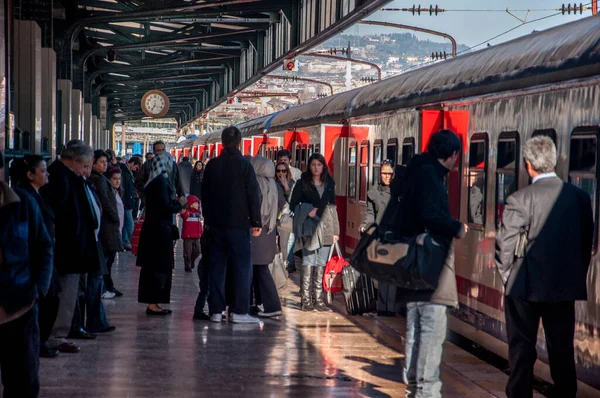 İstanbul, Türkiye, 5 Şubat 2011: Haydarpaşa büyük tren istasyonu Haydarpaşa, Sirkeci istasyonuyla birlikte İstanbul 'un iki şehirlerarası ve banliyö demiryolu terminali. 1909 'da yapılmış.