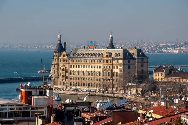 İstanbul, Türkiye, 5 Şubat 2011: Haydarpaşa büyük tren istasyonu Haydarpaşa, Sirkeci istasyonuyla birlikte İstanbul 'un iki şehirlerarası ve banliyö demiryolu terminali. 1909 'da yapılmış.