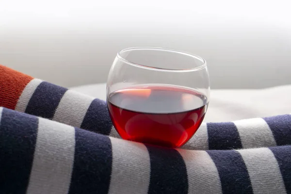 Kırmızı, mavi ve beyaz çoraplı kadın bacakları