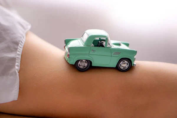 Oyuncak arabalı genç bir kadın. otomobil rüya kavramı