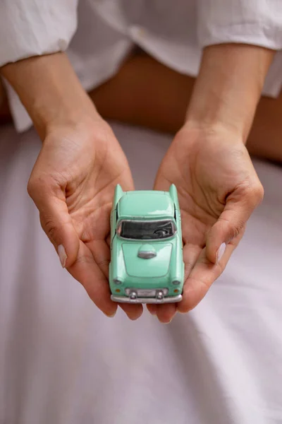 Oyuncak arabalı genç bir kadın. otomobil rüya kavramı