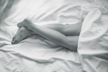 Sabah yeni uyanan kadının bacak hareketleri.