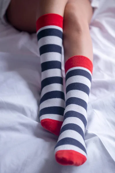 Çizgili çorap giyen kadın