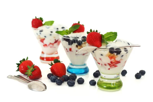 Йогурт і фрукти парфе — стокове фото