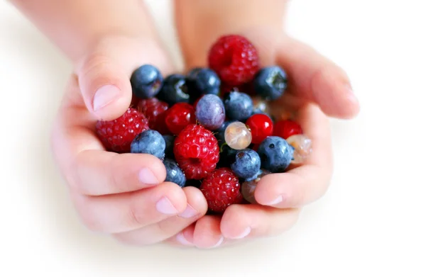 Kinderhände mit Sommerbeeren — Stockfoto