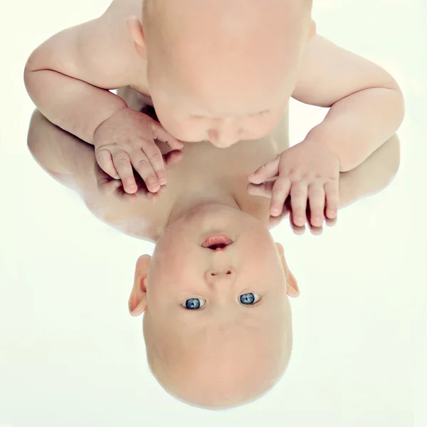 Sorprendido bebé de seis meses mirando al espejo —  Fotos de Stock