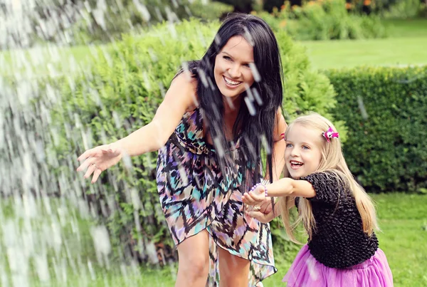 Bonne mère et fille dans le parc — Photo